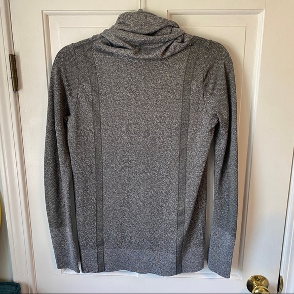 Grey under armour sweater - Picture 4 of 4